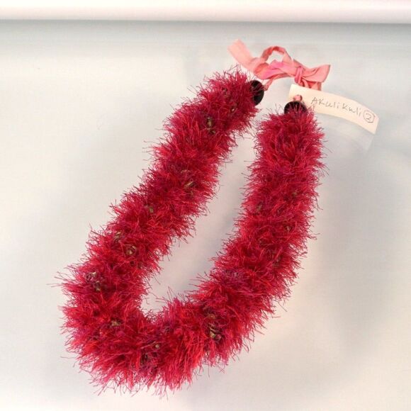 Akulikuli Koa Lei Magenta Eyelash Yarn Tie-Ribbon With Faux Kukui Nut 26" - Picture 3 of 7